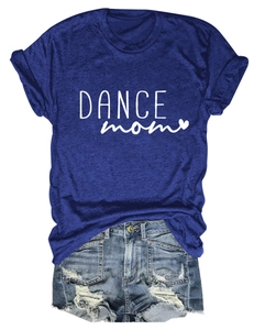 Dettaglio della t-shirt blu reale 'DANCE mom' con pantaloncini in denim consumato