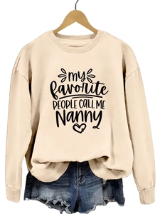 Détail de l'imprimé My Favorite People Call Me Nanny sur ce sweat-shirt beige col rond