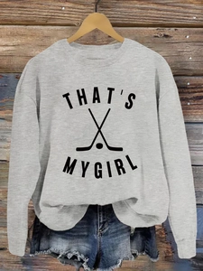 Détail de l'imprimé That's my girl sur un sweat-shirt gris avec motif de hockey