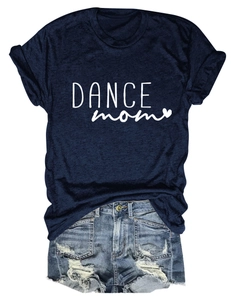 T-shirt blu navy Dance Mom con stampa a cuore e pantaloncini di jeans strappati
