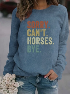 Détail du sweat-shirt bleu gris avec slogan imprimé SORRY I CAN'T HORSES BYE pour femmes