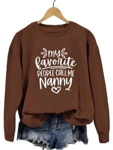 Détail du sweat marron avec lettrage My Favorite People Call Me Nanny et cœur