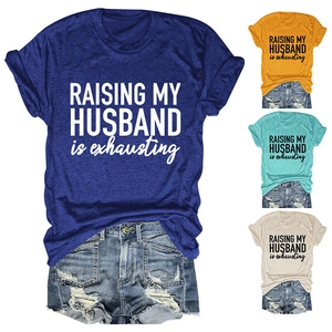 Détail de t-shirts en coton en quatre couleurs avec slogan et shorts en jean
