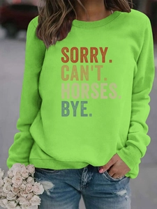 Détail du sweat vert citron avec texte dégradé 'SORRY. CAN'T. HORSES. BYE.' imprimé