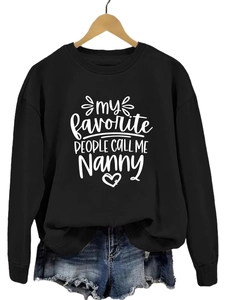 Détail du sweat-shirt avec impression blanche My Favorite People sur tissu en coton noir