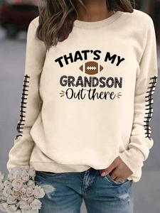 Détail d'un sweat crème avec graphisme de football et imprimé That's My Grandson