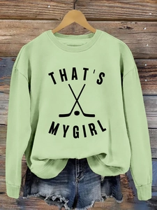 Détail du sweat-shirt vert clair avec imprimé graphique hockey THAT'S MY GIRL