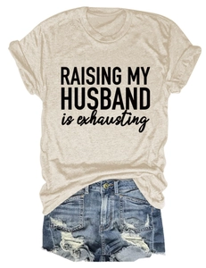 Détail d'un t-shirt beige imprimé Raising My Husband et d'un short en jean usé
