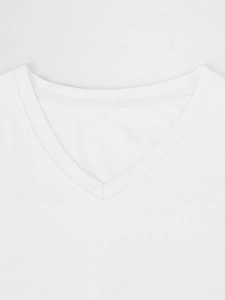 Detailopname van een witte V-hals T-shirt met geribbelde kraag en fijn dubbel stiksel