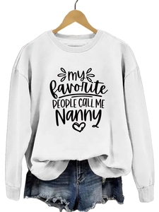 Détail du sweat-shirt blanc en coton avec impression My Favorite People Call Me Nanny