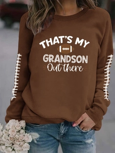 Gros plan du sweat marron avec inscription That's My Grandson et motif de football blanc