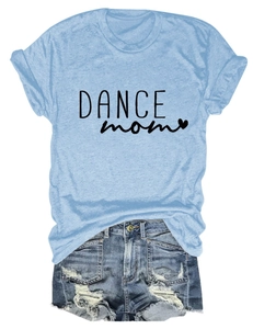 T-shirt Dance Mom azzurra abbinata a pantaloncini di jeans strappati su sfondo bianco