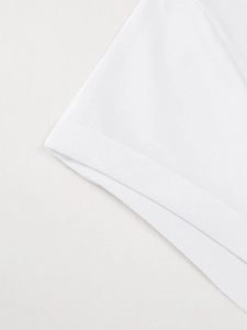 Detailopname van de witte piqué gebreide stoftextuur van een T-shirt met V-hals