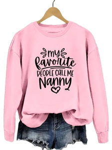 Détail de l'imprimé 'My Favorite People Call Me Nanny' sur un sweat-shirt rose