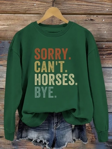 Détail du slogan Sorry Can't Horses sur un sweat-shirt à col rond vert foncé à manches