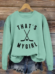 Détail du sweat vert menthe avec motif hockey That's My Girl et poignets côtelés en gros plan