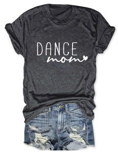 Flat lay di una t-shirt grigia Dance Mom abbinata a pantaloncini in denim blu