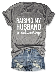 Détail du t-shirt gris chiné avec imprimé RAISING MY HUSBAND et short en jean usé