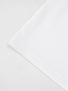 Detail van een wit T-shirt met V-hals en hoogwaardige dubbele stiksels aan de onderkant