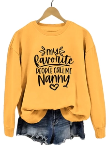 Détail du sweat orange avec texte 'My Favorite People Call Me Nanny' et col rond