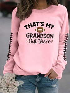 Détail d'un sweat rose à manches longues avec motif THAT'S MY GRANDSON et football