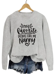 Détail du sweat gris avec impression texte My Favorite People Call Me Nanny et coeur
