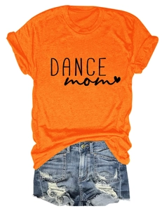 T-shirt arancione Dance Mom con cuore e shorts in denim blu strappati su sfondo bianco
