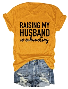 Détail de la texture en coton et du slogan noir sur le t-shirt de couleur jaune moutarde