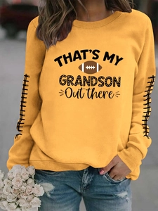 Détails de l'imprimé rugby et coutures noires sur le sweat jaune moutarde à manches