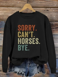 Détail de l'imprimé Sorry Can't Horses sur sweat noir à col rond avec texture vintage