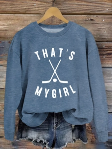 Détail du sweat à col rond gris-bleu avec impression graphique hockey THAT'S MY GIRL