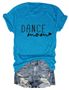 Dettaglio della t-shirt blu DANCE mom con stampa cuore e pantaloncini di jeans