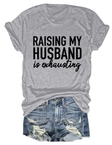 Détail du T-shirt gris avec imprimé Raising My Husband et short en jean effiloché