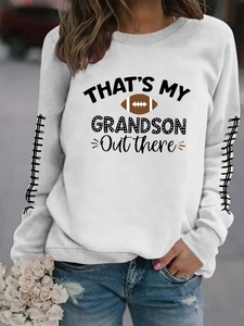 Gros plan d'un sweat-shirt blanc à manches longues avec imprimé de football et texte