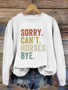 Gros plan sur l'imprimé texte rétro SORRY CAN'T HORSES BYE sur sweat blanc en coton