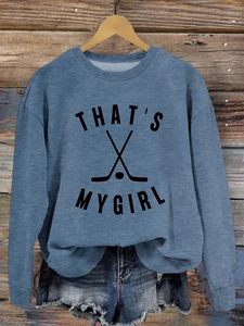 Détail de l'imprimé THAT'S MY GIRL sur un sweat-shirt bleu à col rond décontracté