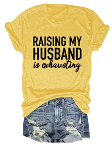Détail d'un t-shirt jaune avec slogan noir et d'un short en jean bleu clair délavé