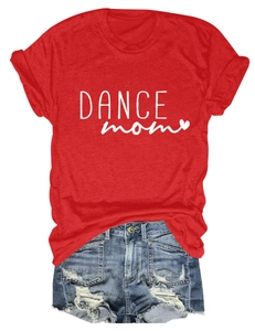 T-shirt rossa Dance Mom con cuore e pantaloncini di jeans consumati su sfondo bianco