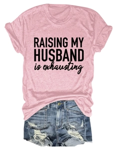 Vue détaillée du t-shirt rose avec imprimé lettrage et short en jean déchiré