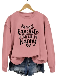 Détail d'un sweat à col rond mauve avec l'imprimé My Favorite People Call Me Nanny