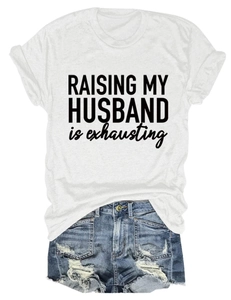 Détail du T-shirt en coton blanc avec impression noire RAISING MY HUSBAND IS EXHAUSTING