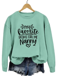 Détail du sweat vert menthe avec impression 'My favorite people call me Nanny' sur le torse