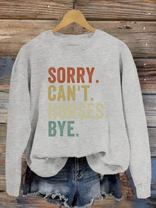 Détail du sweat-shirt gris avec imprimé texte coloré SORRY CAN'T HORSES BYE élégant
