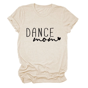 Dettaglio della maglietta beige con stampa DANCE mom a cuore e cotone morbido