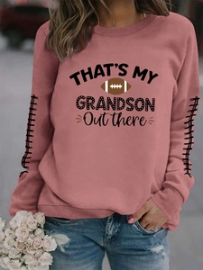 Détail de l'imprimé rugby 'THAT'S MY GRANDSON' sur un sweat-shirt à manches roses