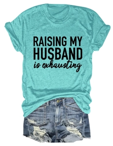 Détail du t-shirt bleu lac avec slogan Raising My Husband et short en jean déchiré