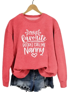 Détail d'un sweat à col rond rouge avec inscription my favorite people call me nanny