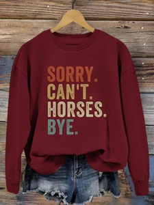 Détail de l'imprimé Sorry Can't Horses sur un sweat-shirt vintage rouge foncé à col rond