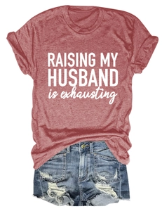 Détail de l'imprimé Raising My Husband sur t-shirt rouge brique chiné et short en denim