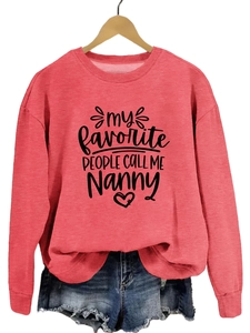 Détail du sweat corail à col rond avec slogan Nanny et motif de cœur noir imprimé
